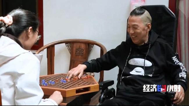 中国首例脑机接口植入患者能下棋了 科技带来新生