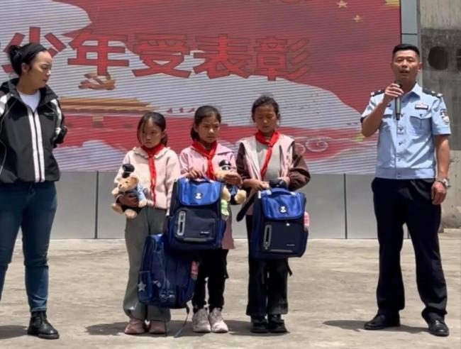 3名女生轮流背走失男孩去派出所 温暖善举感动人心
