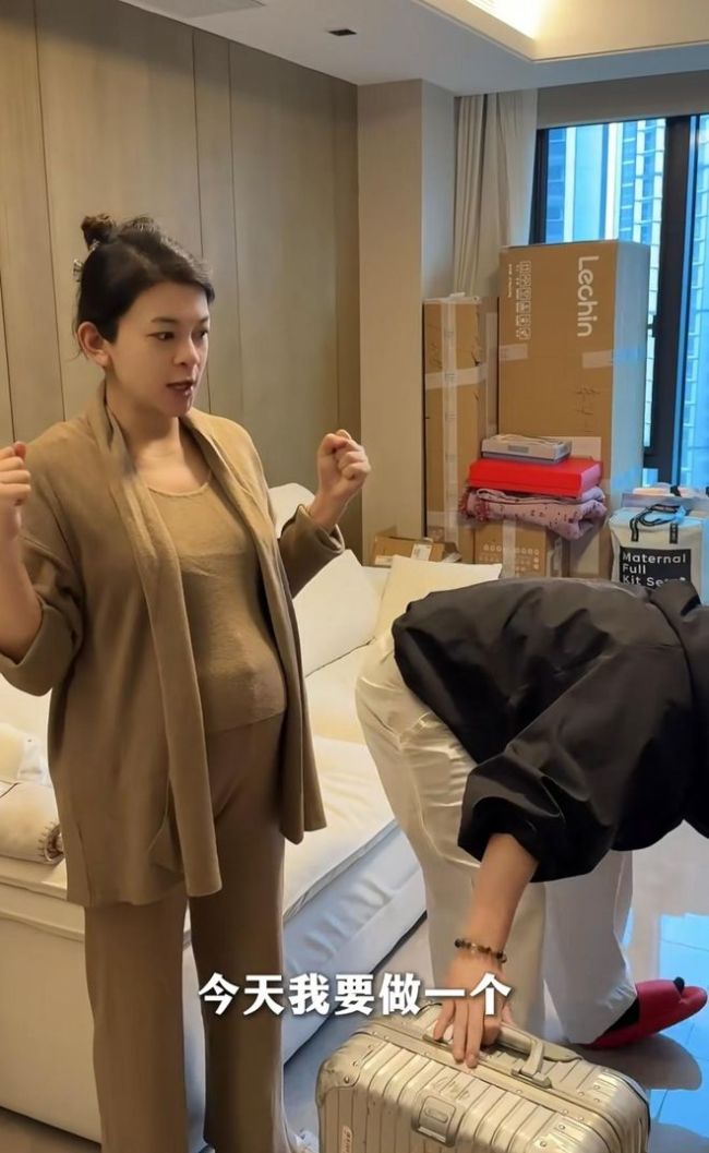 36岁谈莉娜剖腹产产子 幸福泪水迎接新生命