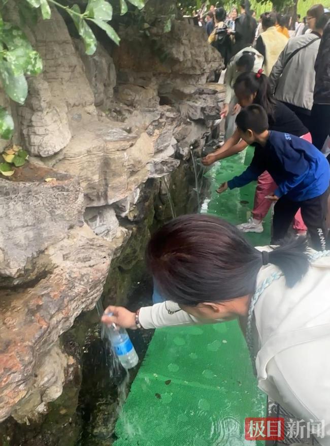 市民排队取水：只要活着就一直来
