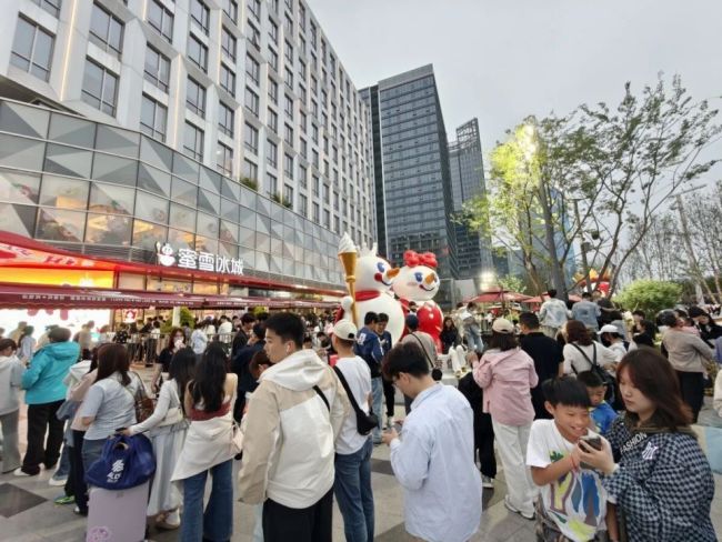 蜜雪冰城总部挤爆了 人均排队5小时 新品圣代碗成五一爆款