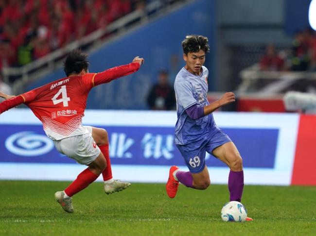 今天 他们就该站C位：致意世俗奋发者