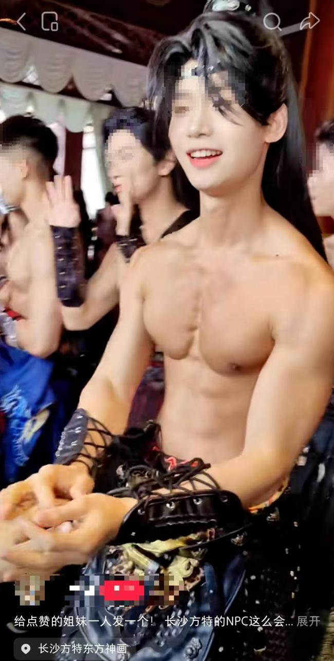 又一乐园被曝女性与半裸男NPC互动 锦衣卫天团引热议