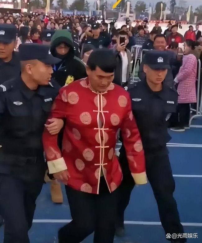 朱之文上演东谈主太多全程被夹着走 万东谈主空巷盛况再现