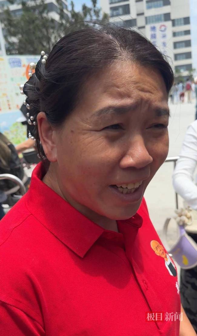 莫氏鸡煲开多家分店后老店热度不减，9名剁鸡师傅每天工作十三四个小时 老店人气依旧爆棚