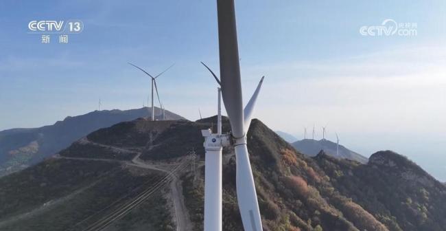 百米高空 他们这样过“五一” 坚守岗位保进度