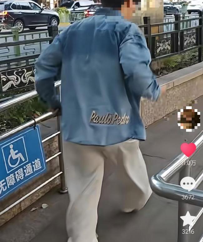 无障碍坡道尽头居然是楼梯