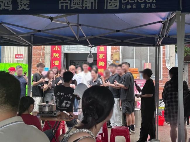 莫氏鸡煲爆火 老板回应日赚6万 反骨老板意外走红