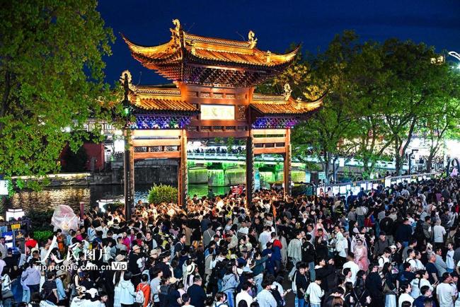 江苏南京：夫子庙景区游人如织