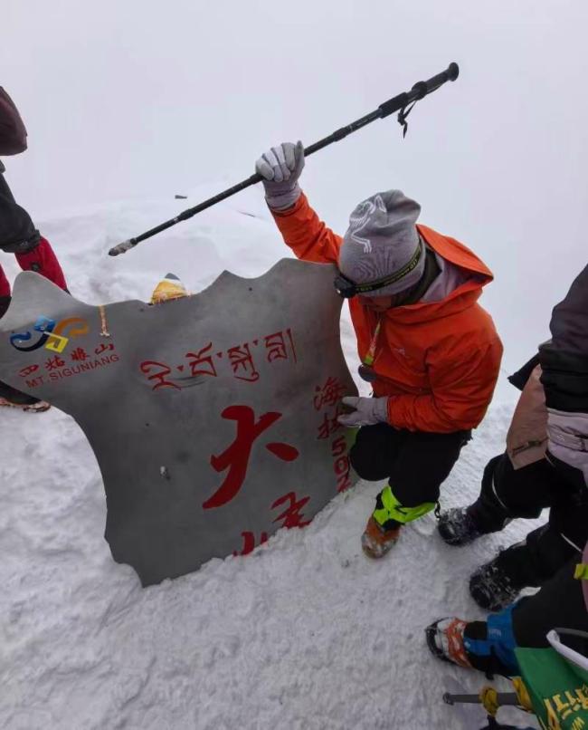海拔5000米的雪山都堵成了人山 五一高峰排队超一小时