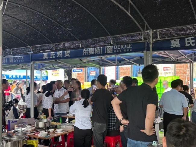莫氏鸡煲爆火 老板回应日赚6万 反骨老板意外走红