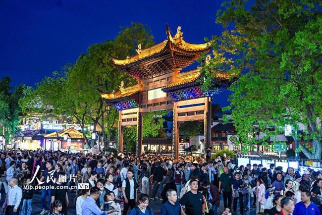 江苏南京：夫子庙景区游人如织