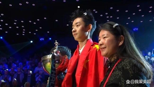 吴宜泽父母现场观赛 母亲动情落泪 儿子夺冠圆梦