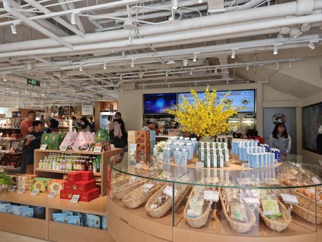 东方甄选首家线下体验店试营业 零食茶饮一应俱全