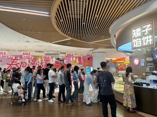 五一假期第四天仍然“人挤人”：多地接待游客同比两位数增长，商圈人气爆棚