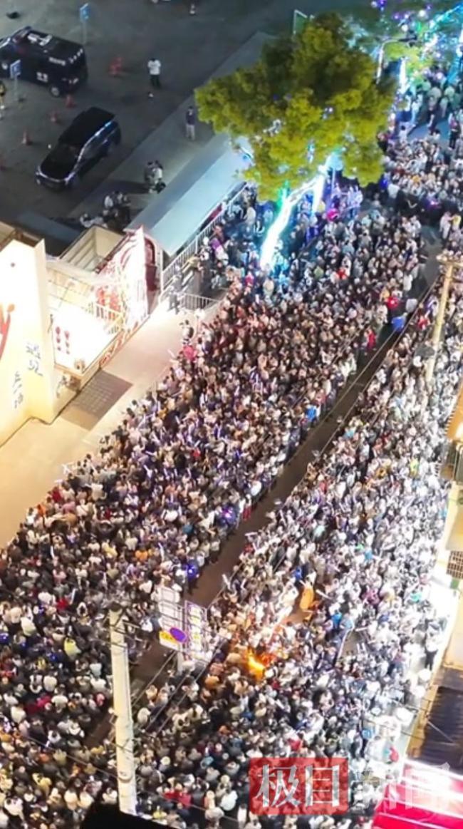 人海中留“生命通道”公安极速救援