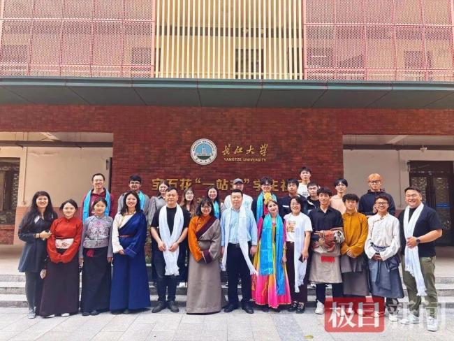 长江大学有一位“花”一样的老师 守护远离故土的边疆学子