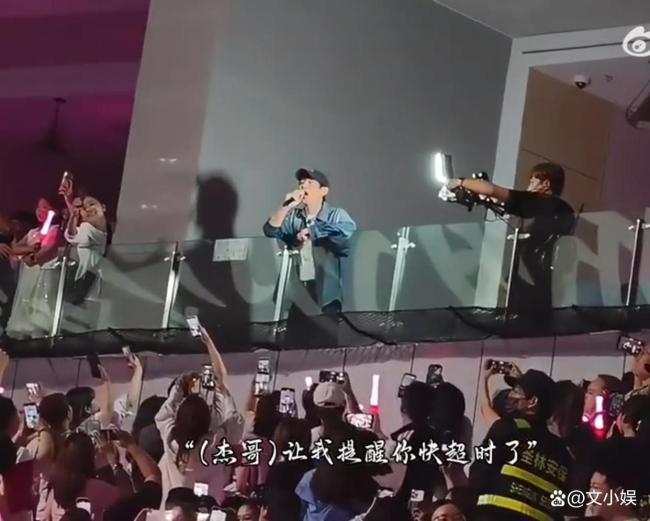 张杰让何炅提醒谢娜要超时了 默契与温暖背后的舞台故事