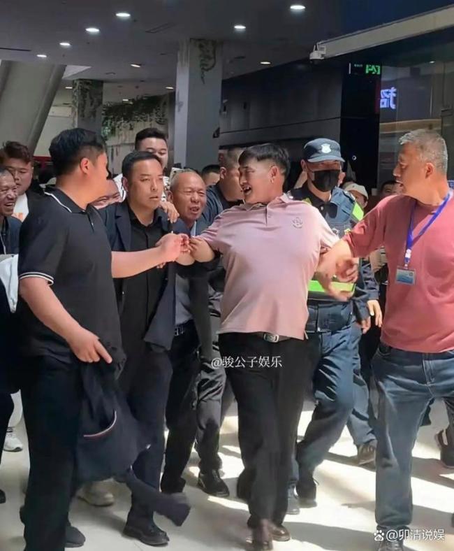 大衣哥回应被保安架着走 真诚与商业的交织