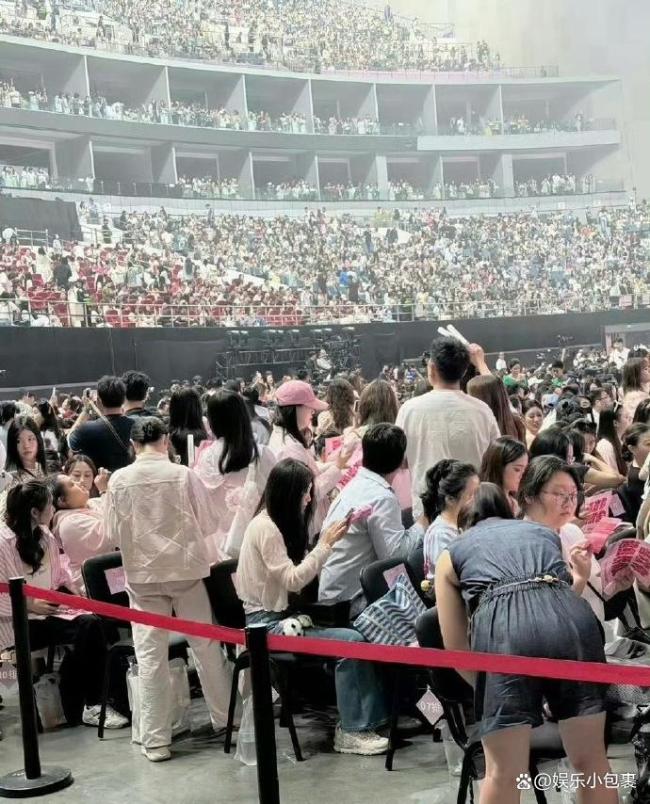 何炅惊喜现身谢娜演唱会 全场泪目时刻