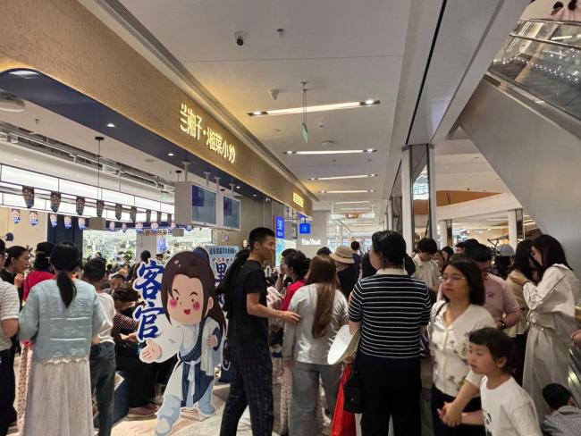 五一假期第四天仍然“人挤人”：多地接待游客同比两位数增长，商圈人气爆棚