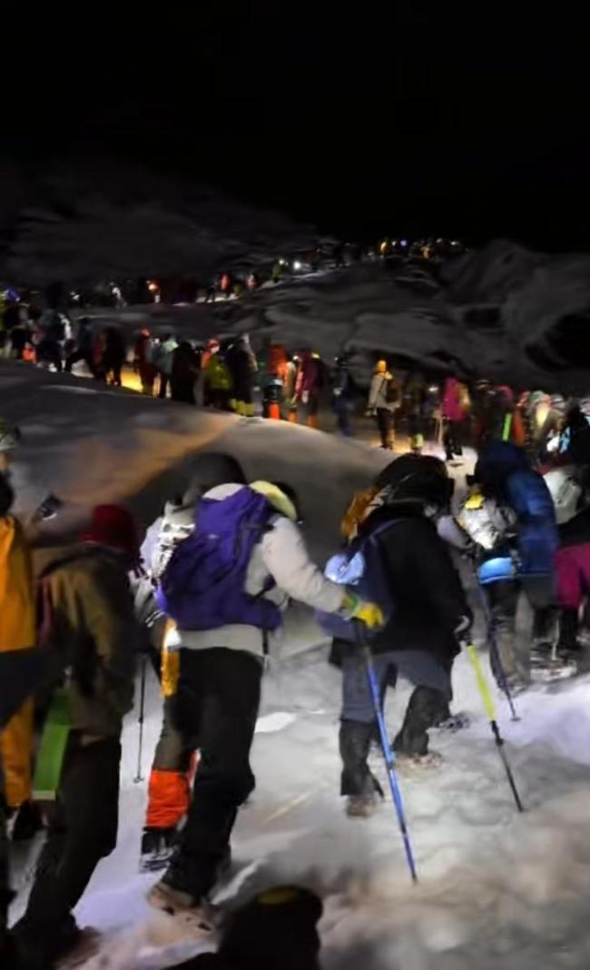 上千游客凌晨雪里排队爬四姑娘山 壮观“人龙”景象
