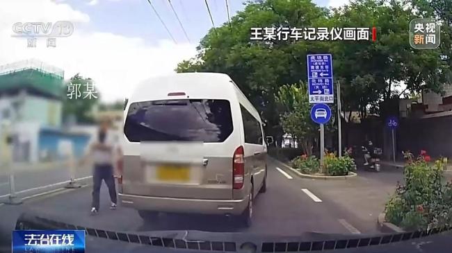 司机开“斗气车”伤及家属谁担责 路怒症引发互殴
