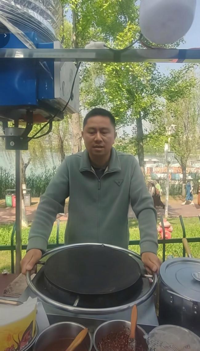 “挡住”长沙煎饼阿姨摊位的男子发声 真相反转引热议