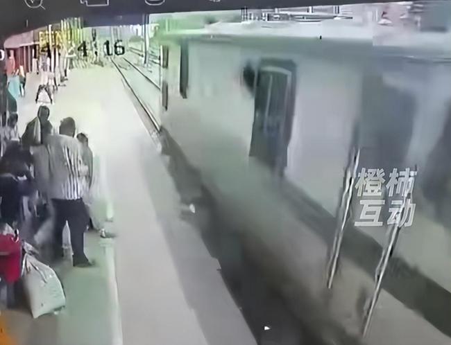 印度两女子横穿铁轨被撞身亡 视频引发关注