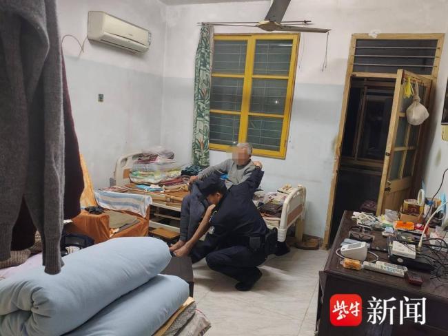 民警破门救助摔倒独居老人 跨国求助引发紧急救援