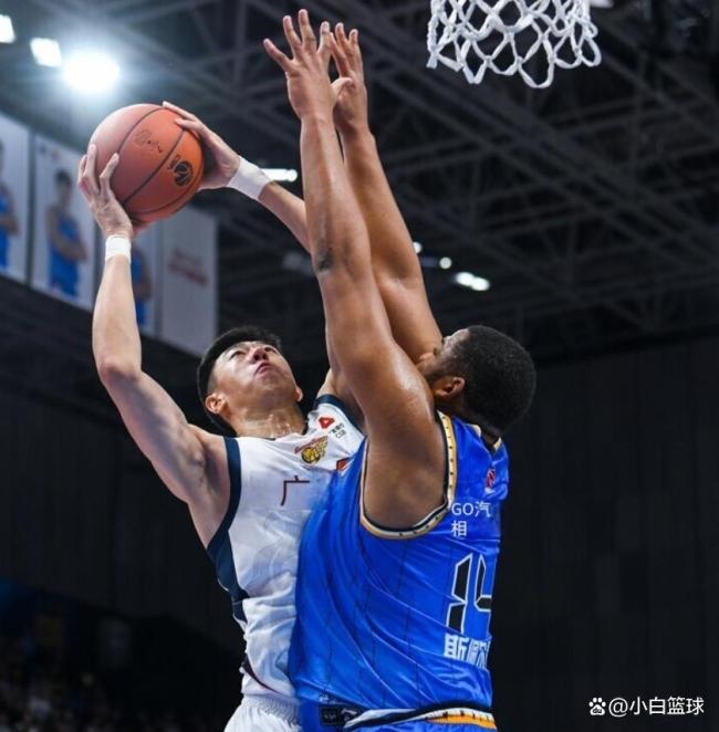 北京16记三分射穿广东总分1-0！曾凡博23分引替补4人上双 京粤大战精彩纷呈