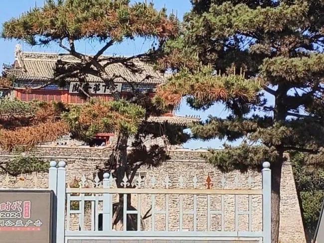 山海关景区回应故意遮挡景观质疑 侧面可拍全景
