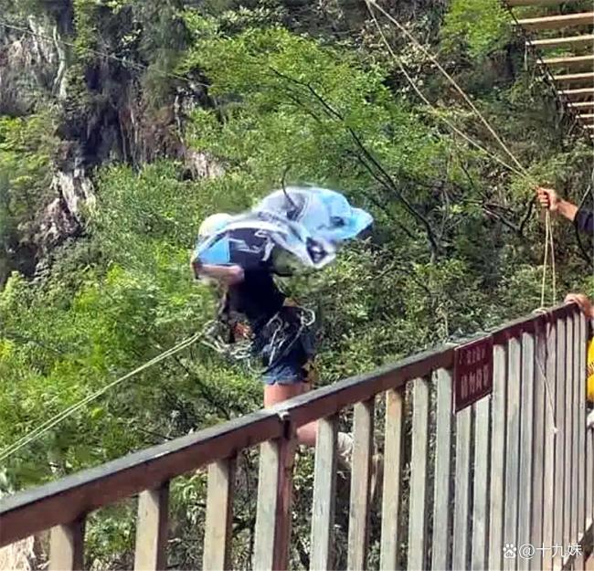 曝秋千坠亡女孩苦等担架半小时