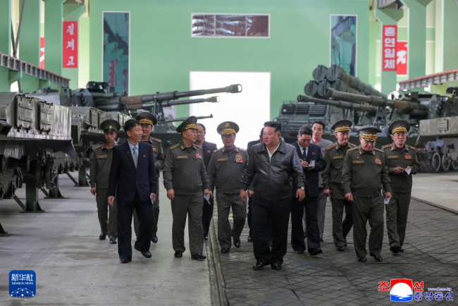 金正恩视察新型自行榴弹炮生产情况 强调武器系统革新