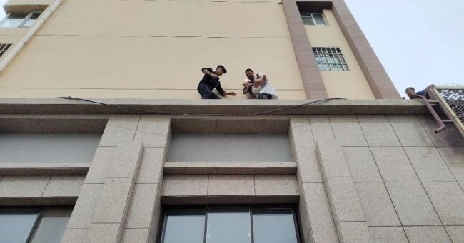 警民手拉手救下4岁幼童