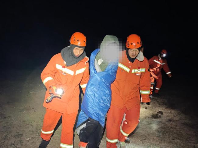 3名少年夜爬東靈山遭遇8級(jí)大風(fēng),一人還出現(xiàn)了失溫癥狀 消防深夜救援