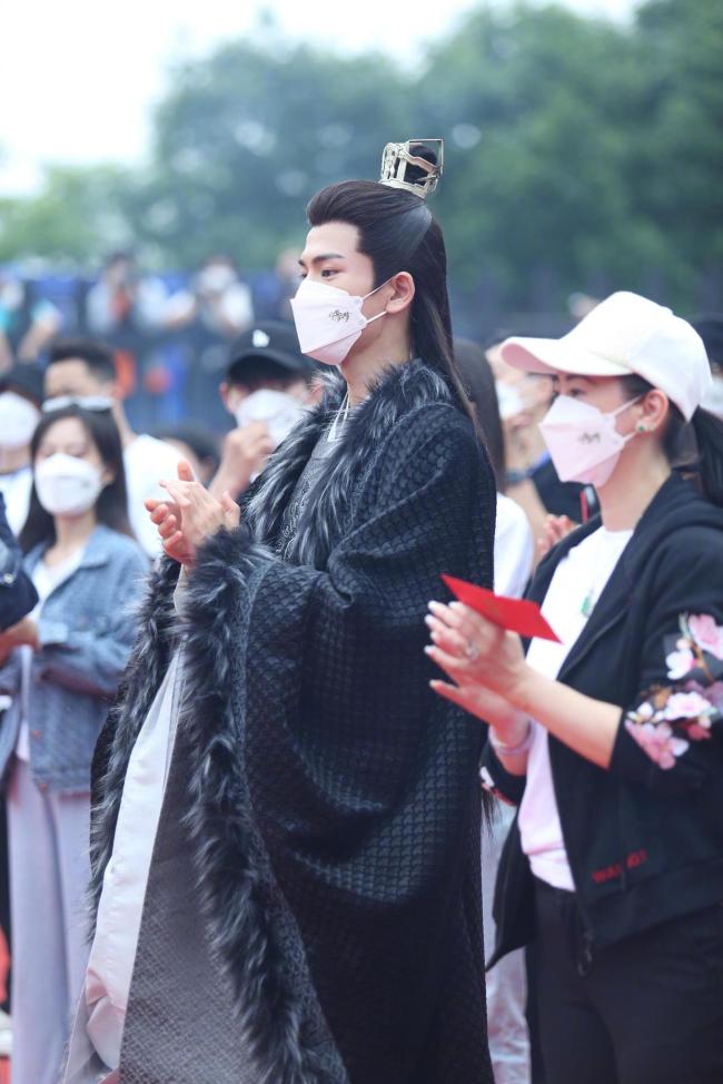 张凌赫双榜登顶