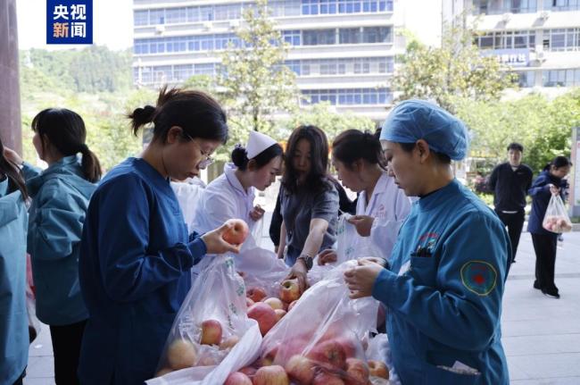 湖北咸丰8000斤苹果被爱“包圆”了 全城温情助销