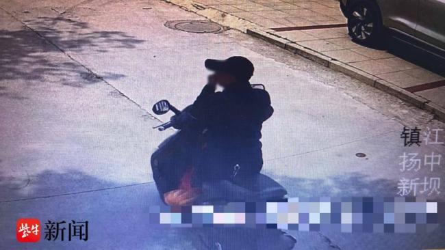 男子偷精品金枕榴莲 警方迅速破案 群众送锦旗感谢