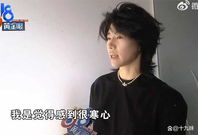 姑娘称火锅店里起纠纷后被打断两颗门牙 无妄之灾引发热议