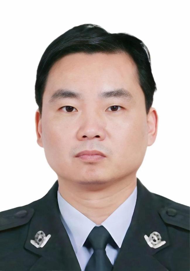 武汉老交警处置事故时因公殉职