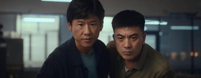 《低才调违章》嫌疑东谈主藏进垃圾车 舛误封神时刻