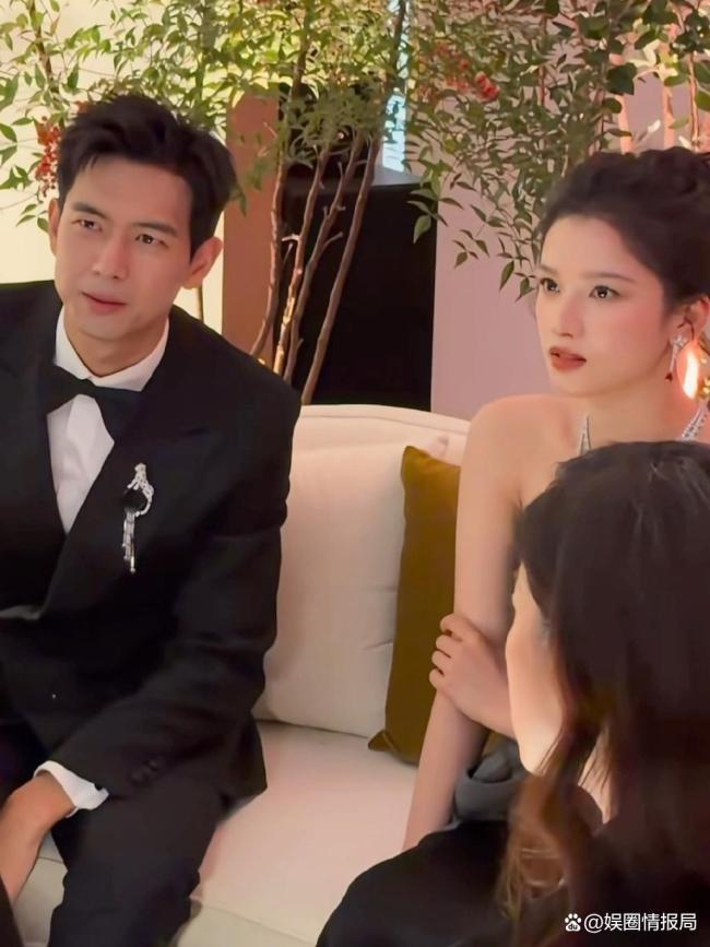 李现给张婧仪拍照 戏外甜度超标