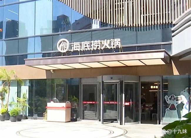 姑娘称火锅店里起纠纷后被打断两颗门牙 无妄之灾引发热议