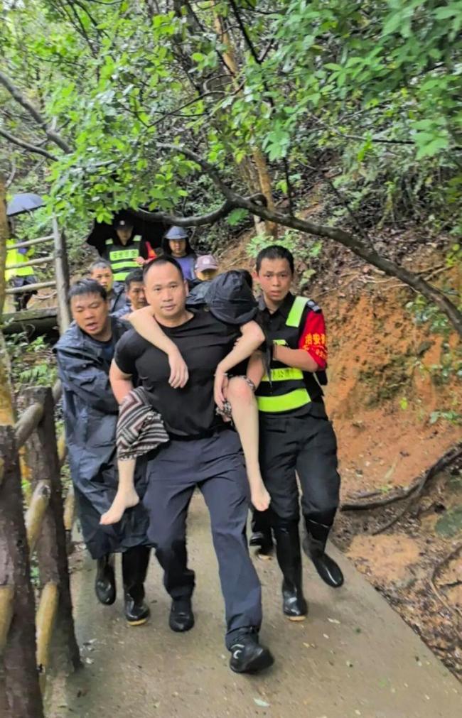 公安搜山18小时找回失联女子 雨夜紧急救援