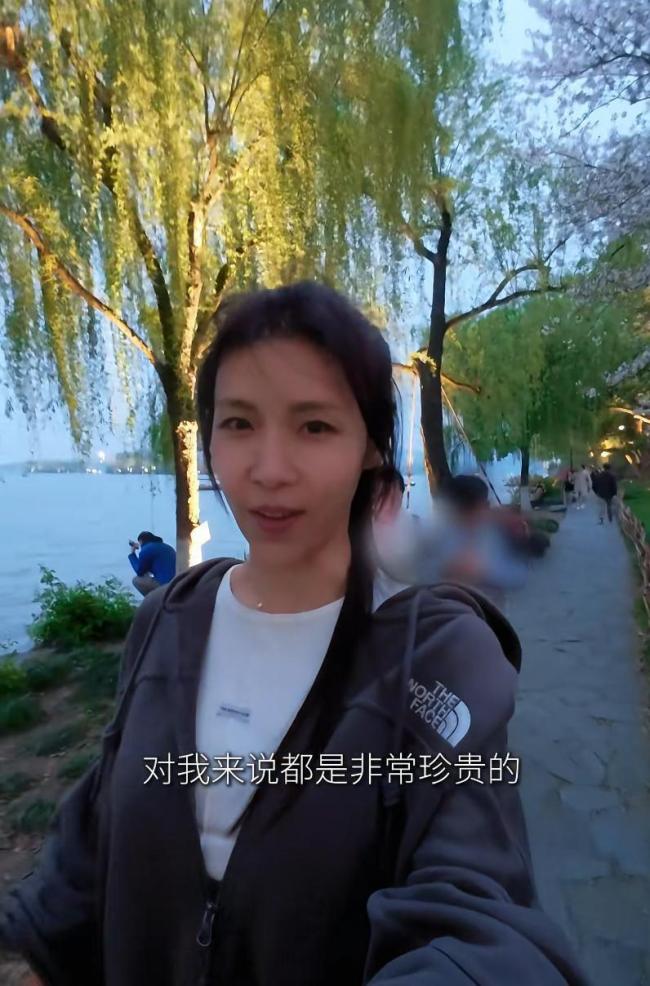 47岁韩国影后河智苑西湖独自夜跑 信得过自我展现