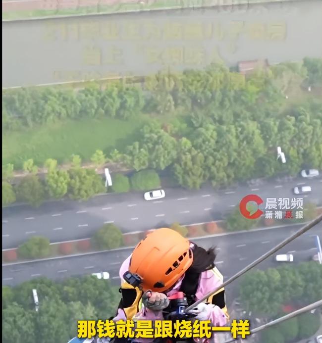 单亲妈妈为脑瘫孩子化身“蜘蛛人” 母爱无畏高空作业