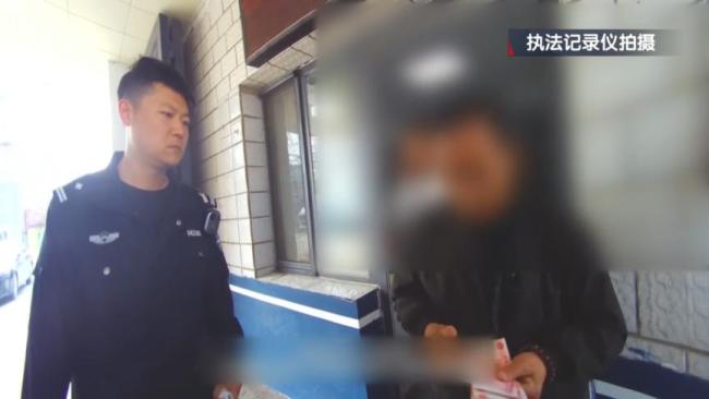 有人银行卡落在ATM里,男子趁机取走现金,北京警方:刑拘!:疏忽大意留隐患
