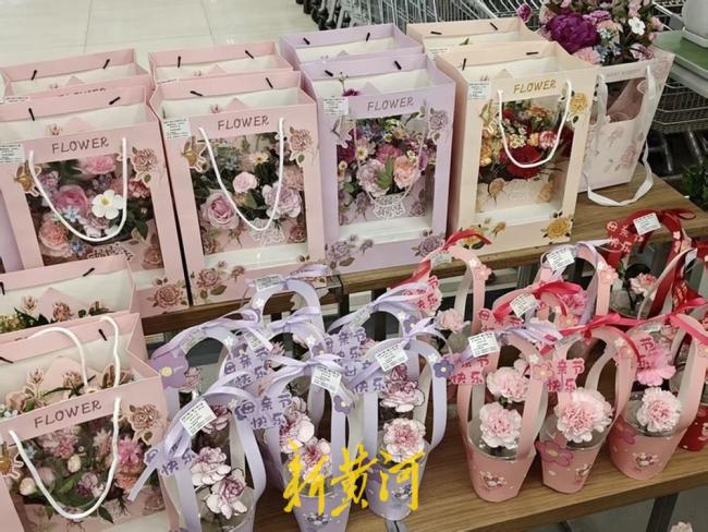 母亲节相关礼品店“爆单” 鲜花蛋糕首饰热销