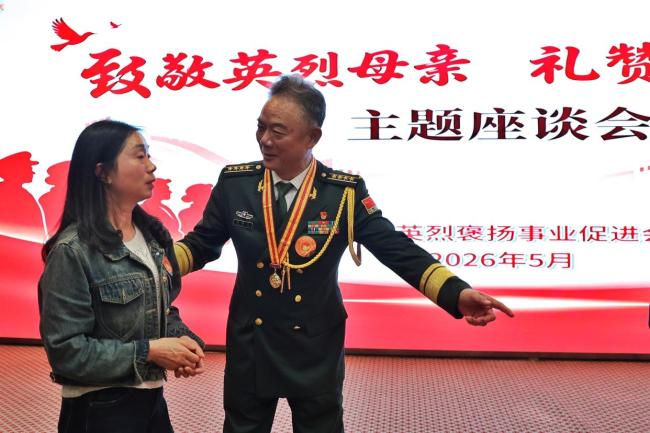 三位烈士母亲在北京相聚 致敬英烈家国大爱